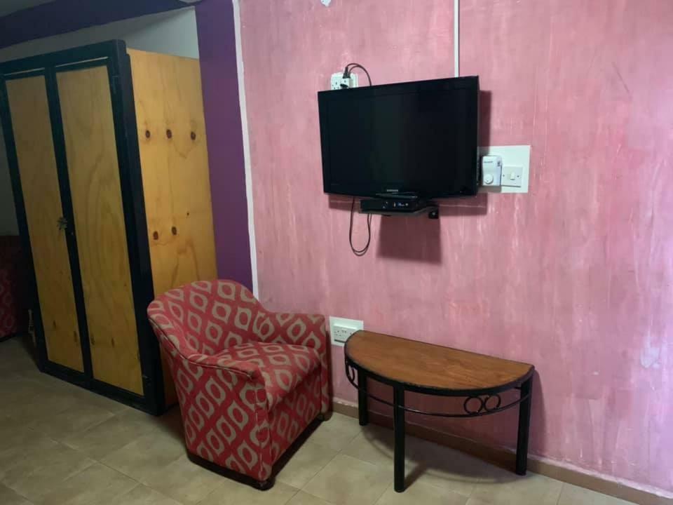 Vlv International Guest House Кололі Екстер'єр фото
